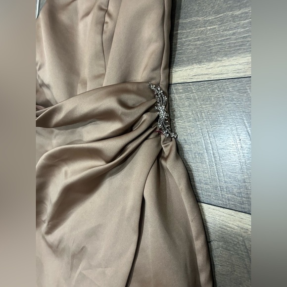 David's Bridal Dresses & Skirts - David’s Bridal Satin Gown with Side Drape & Brooch
STYLE# 8567